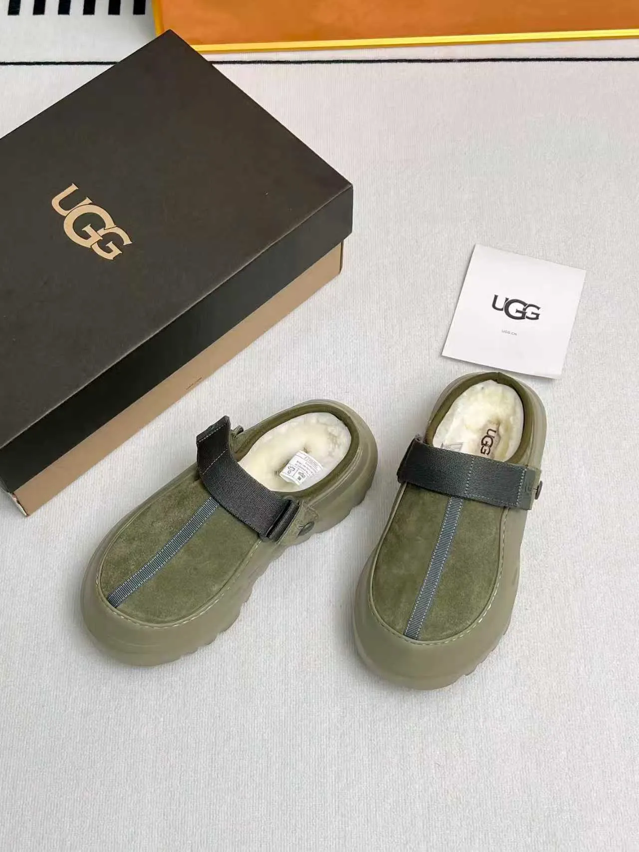 p500🐮🐮 (same style for men and women) UGG 2025 new small potato, half drag and one kick to unlock the relaxed feeling, lightweight and thin sole, always light and fashionable, casually stepping out of the new style, it feels very UGG, classic suede with soft wool lining insole, rubber foam outsole, hot stamped logo ✅Color: bright green, bright yellow, maroon, black ✅Number of codes: 35 to 45 (synchronized with the official website)